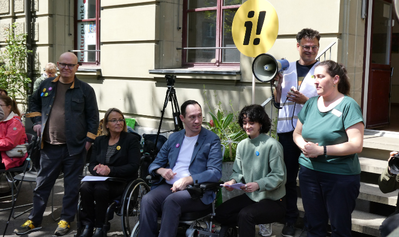 Politicien.ne.s lors du lancement de l'initiative pour l'inclusion.