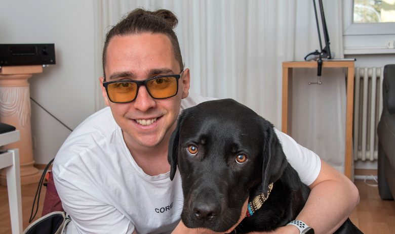 Tobias C. mit Blindenführhund Bailey 