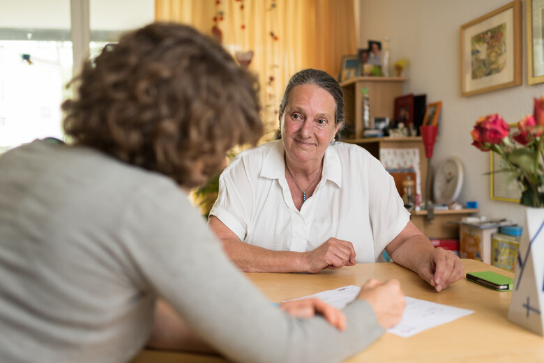 Une professionnelle de l’Accompagnement à domicile avec son client