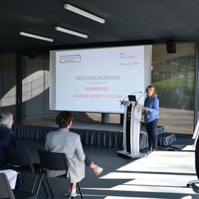 Les patients regardent un écran leur souhaitant la bienvenue