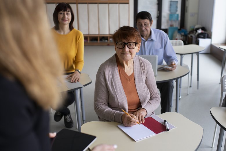 Cours Des personnes âgées participent à un cours