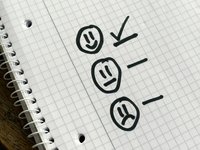 Checklist avec un visage souriant, un visage neutre, et un visage fâché