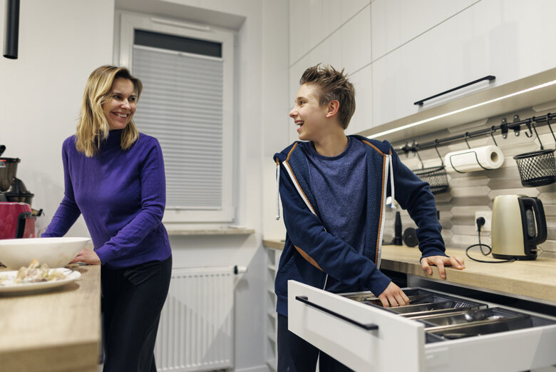 Une mère et son fils en cuisine