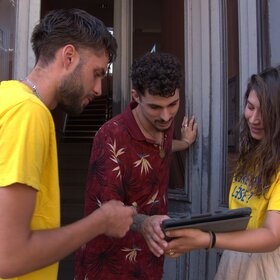 Deux dialogueurs de Lazoona discutent avec un homme