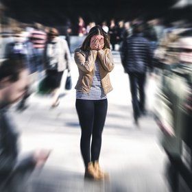 Femme se tenant la tête entre les mains