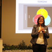 Une femme se tient debout et parle dans un micro