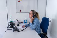 Une femme répond au téléphone