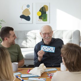 Un groupe de personne joue à un jeu