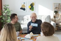 Un groupe de personne joue à un jeu