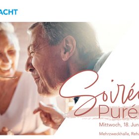 Eine Frau hält einem Mann eine Gabel hin, der Mann hat den Mund voll. Beide lachen. Oben am Bild ist das Logo der Rehaklinik Zihlschlacht, unten rechts der Schriftzug "Soirée Purée. Mittwoch, 18. Juni 2025. Mehrzweckhalle, Rehaklinik Zihlschlacht"