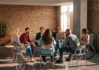 Un groupe de personnes est assise en cercle