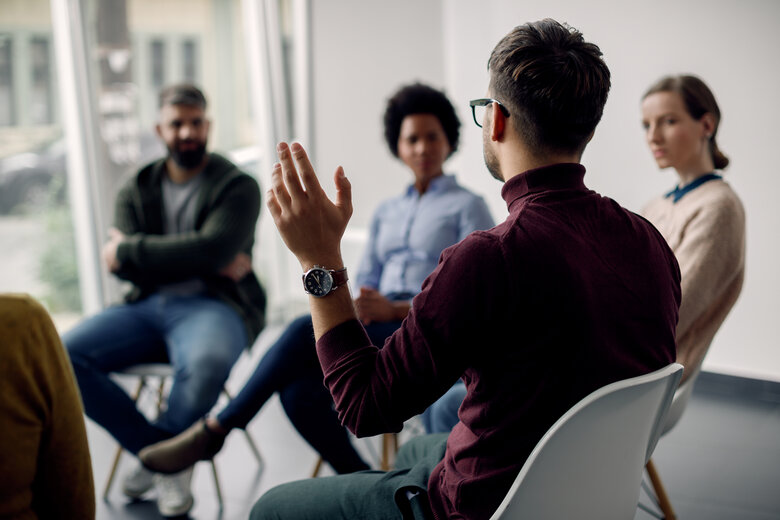 Groupe de parole, un homme lève la main