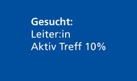 Weiss auf blau: Gesucht: Leiter:in Aktiv Treff 10%