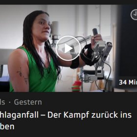 Vorschaubild einer Sendung: Eine Frau bedient mit einer Hand einen Roboter in einem medizinischen Setting. Darunter steht: Puls. Gestern. Schlaganfall – Der Kampf zurück ins Leben