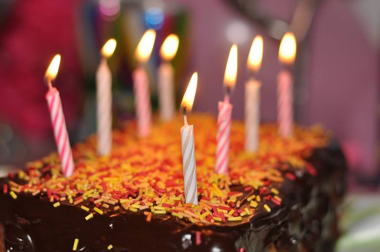 Gâteau d'anniversaire avec des bougies