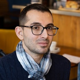 Portrait de Fabio, il regarde à sa gauche