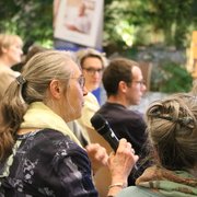 Une femme tient un micro et parle