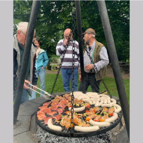 Grillades avec personnes en arrière-plan
