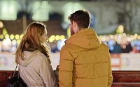 Une femme et un homme regardent à l'horizon