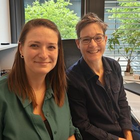 Deux femmes assises l'une à côté de l'autre