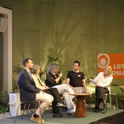 Personnes participant à une table ronde