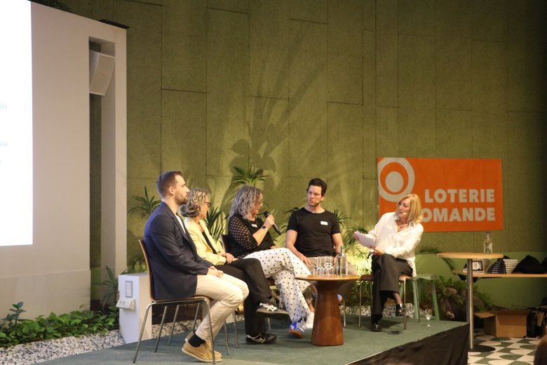 Personnes participant à une table ronde