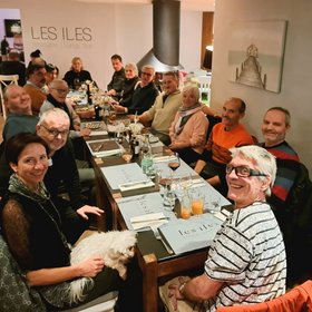 Groupe de personnes assises autour d'une table