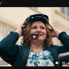 Screenshot eines Youtube-Videos. Im Standbild setzt Stefanie F. einen Velohelm auf.