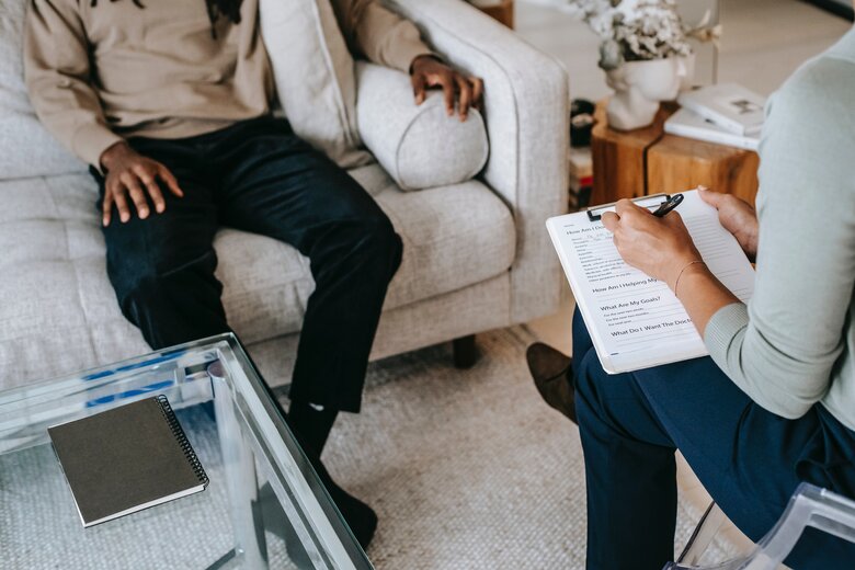 Un rendez-vous de conseil, une personne prend des notes