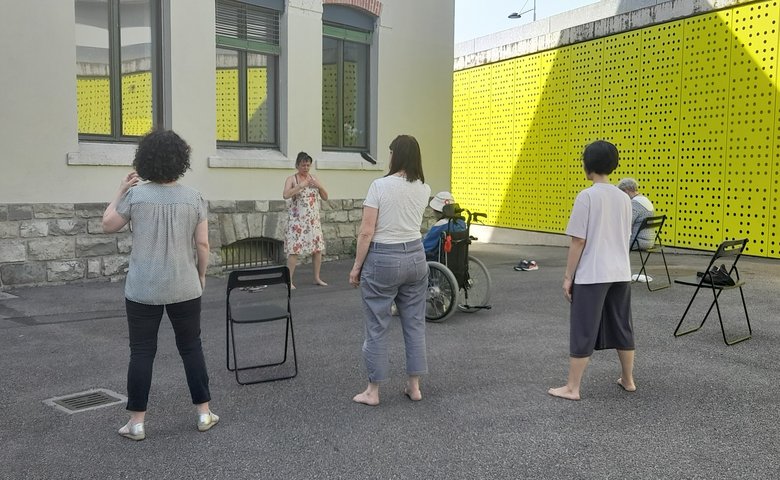 Qi gong Personnes en train de faire du qi gong