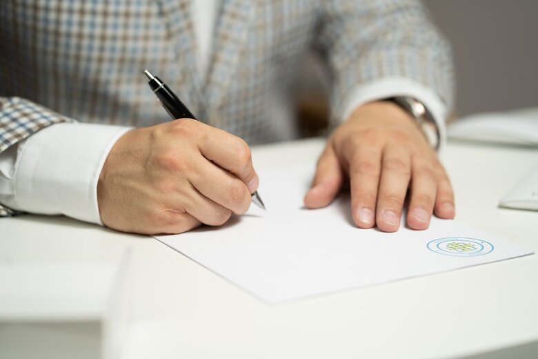 Mains écrivant sur une feuille