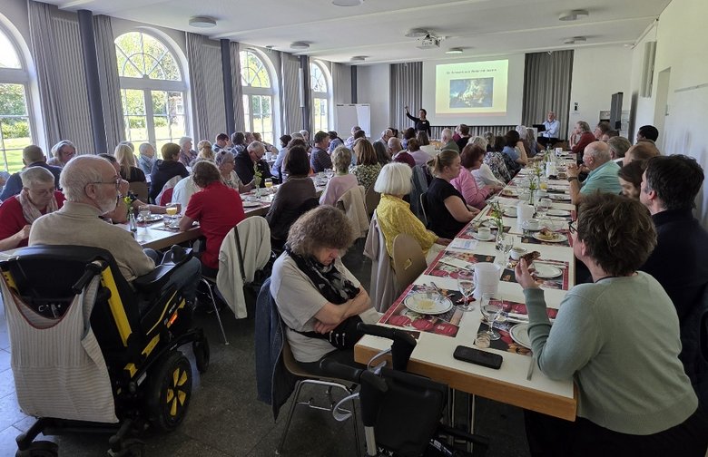 Blick auf die Versammlung - vorne erzählt Jasmin ein Märchen