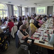 Blick auf die Versammlung - vorne erzählt Jasmin ein Märchen