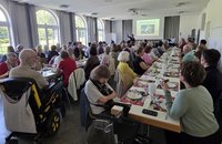 Blick auf die Versammlung - vorne erzählt Jasmin ein Märchen
