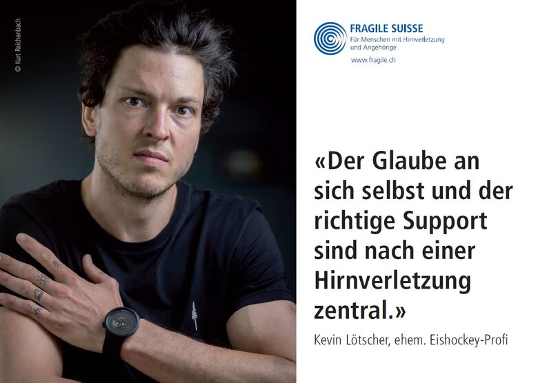 Portraitbild von Kevin Lötscher, der ernst in die Kamera blickt. rechts davon ist ein Zitat auf weissem Hintergrund: "Der Glaube an sich selbst und der richtige Support sind nach einer Hirnverletzung zentral." Kevin Lötscher, ehem. Eishockey-Profi