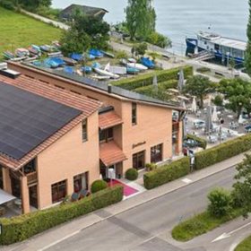 Ein Restaurant am Seeufer