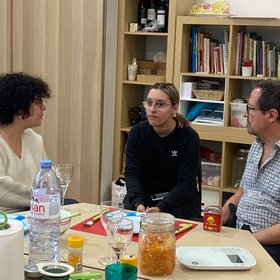 Trois personnes en pleine discussion