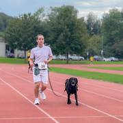 Ein Läufer mit seinem Blindenführhund.