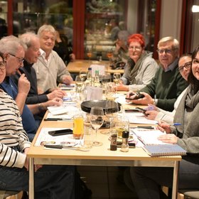 Groupe de membres de FRAGILE Valais assis autour d'une table