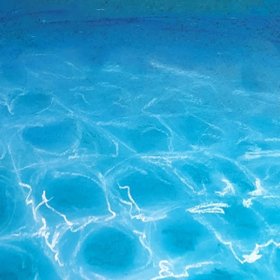 Ausschnitt eines Kunstwerks mit Lichtreflektionen unter Wasser