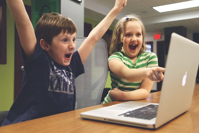 Enfants jouant sur l'ordinateur