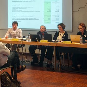 Vorstandsmitglieder von FRAGILE Suisse präsentieren die Jahresrechnung.