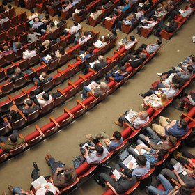 Vue de haut d'une salle de conférence