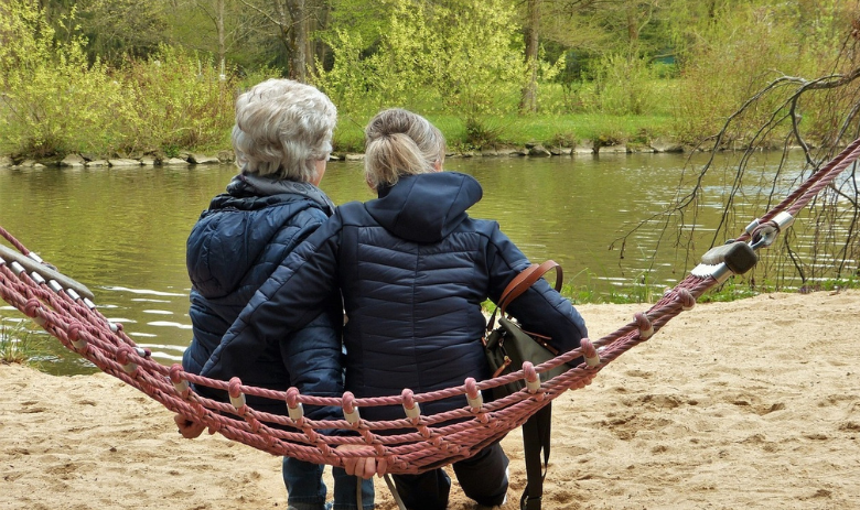 Deux personnes regardant le paysage