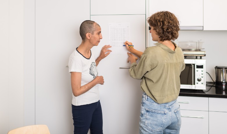 Une personne concernée et son accompagnatrice en logement lors de la planification de la semaine