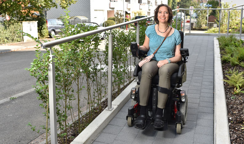 Lächelnde Frau im Rollstuhl 