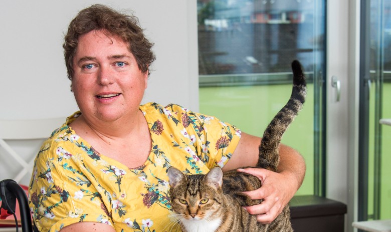 Nicole Nyfeler mit ihrer Katze