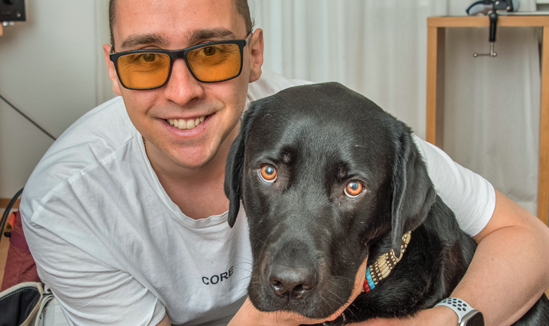 Tobias C. avec son chien guide