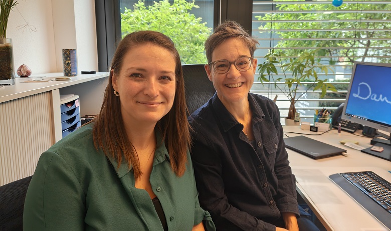 Deux femmes assises l'une à côté de l'autre