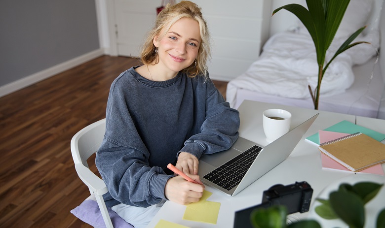 Une jeune fille est assise à côté de son bureau